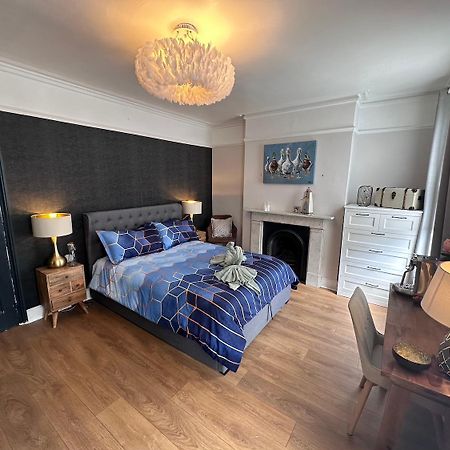 Large Bedroom In Beautiful House Londyn Zewnętrze zdjęcie