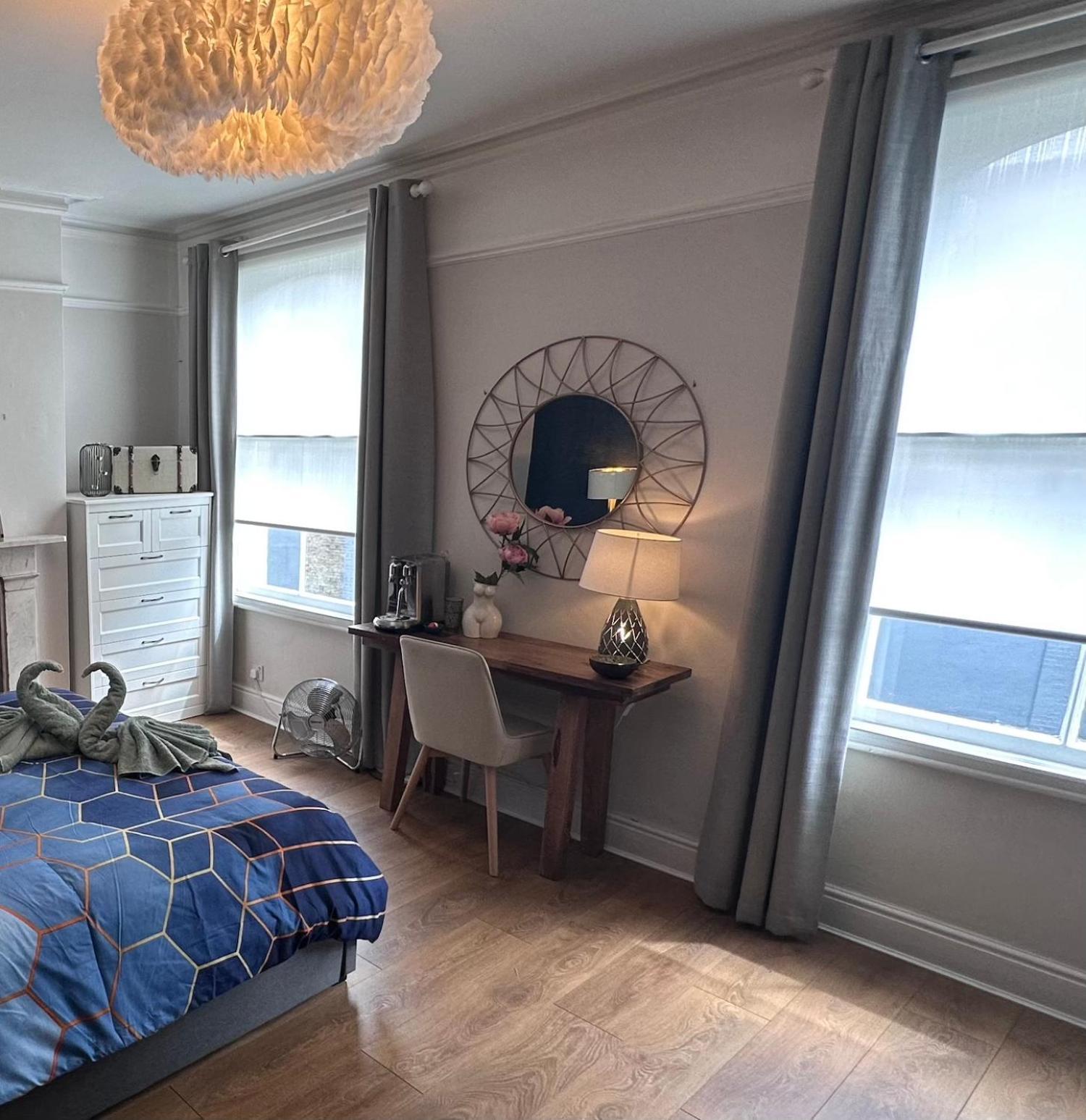 Large Bedroom In Beautiful House Londyn Zewnętrze zdjęcie